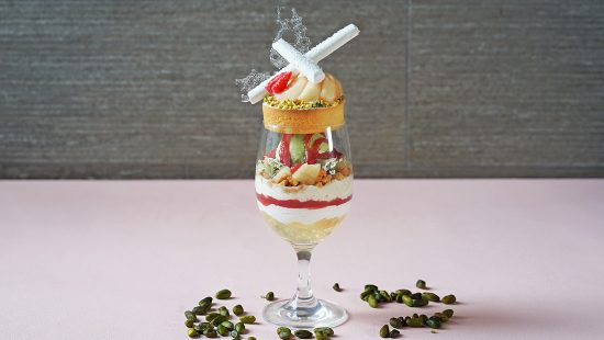 山梨県産白桃とピスタチオのパフェ（7/1～）