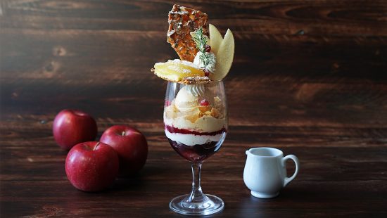 青森産紅玉のアップルパイパフェ～あたたかいシナモンソースと共に～